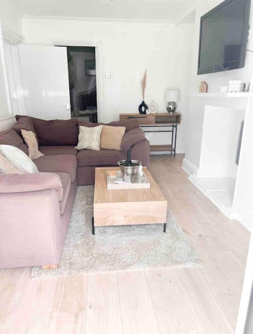 Lovely Two Bedroom Apartment, With Private Garden! Torquay Dış mekan fotoğraf